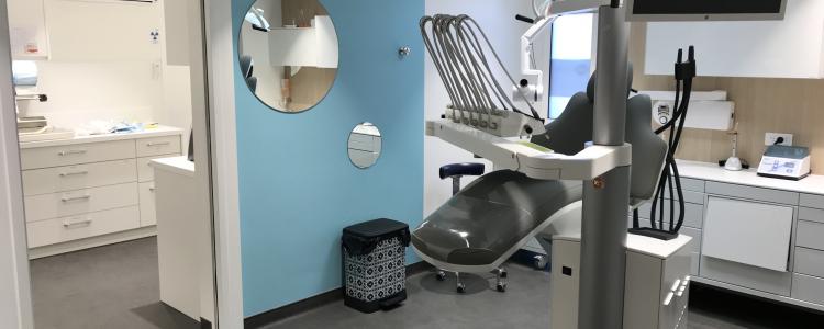 Le fauteuil de l'une des salles de soins du centre VYV Dentaire